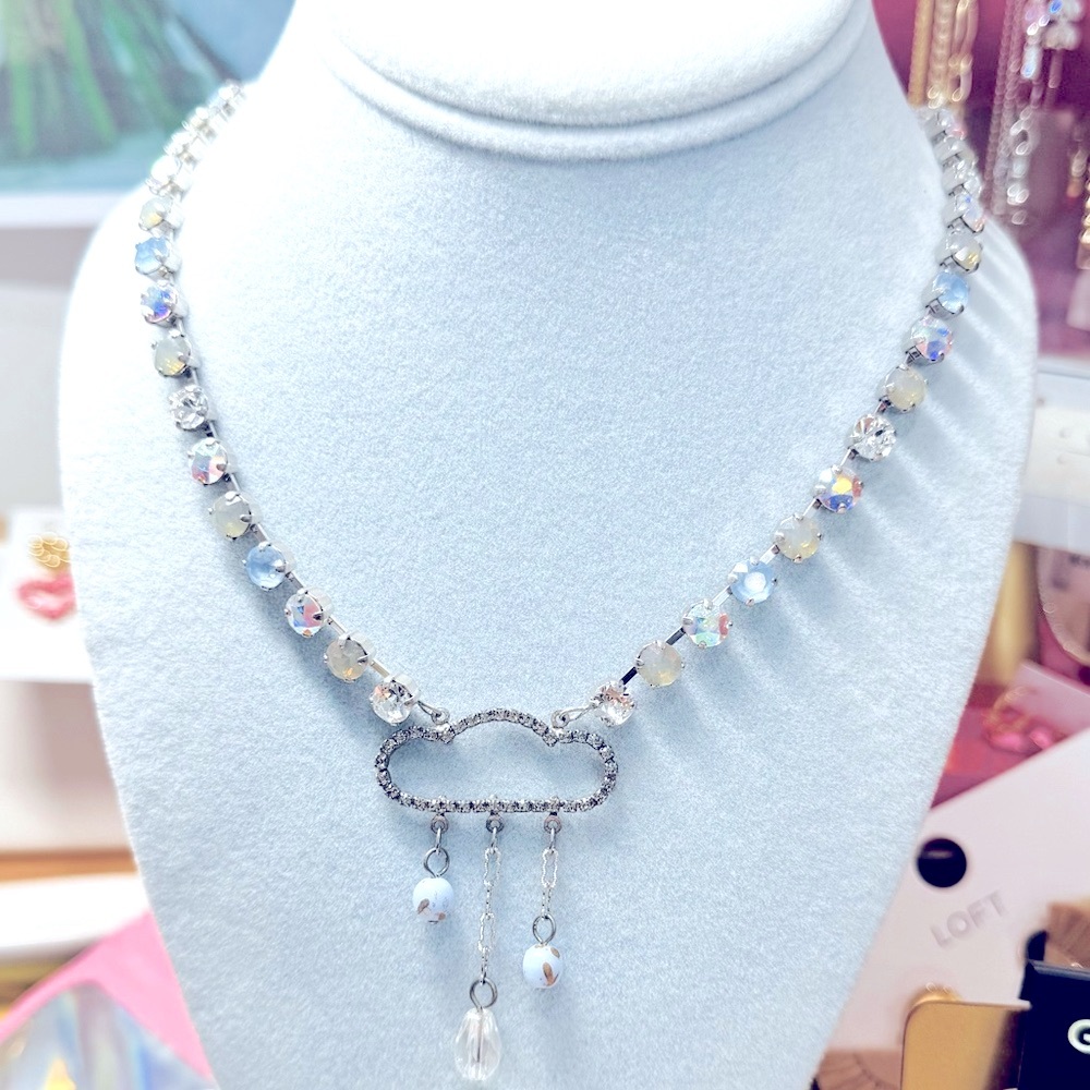 Rare New! Sabika Head in The Clouds Crystal necklace. NWT🌧️⛅️